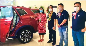  ??  ?? Zamboanga Mayor Beng Climaco with MG Motors Zamboanga executives.