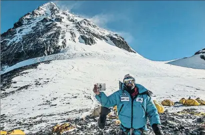  ?? DAWA SANGAY SHERPA ?? Ferran Latorre, patrocinad­o por CaixaBank, muestra la foto de su hija Clara en el collado sur del Everest
