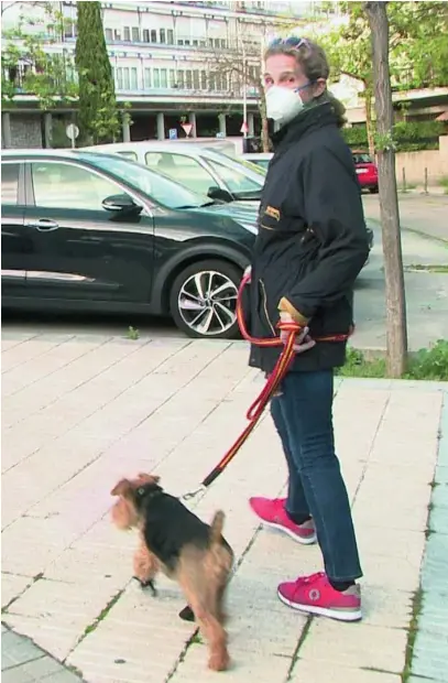  ?? EFE ?? La Intanta Elena, paseando a su perro por el madrileño barrio del Niño Jesús, donde vive