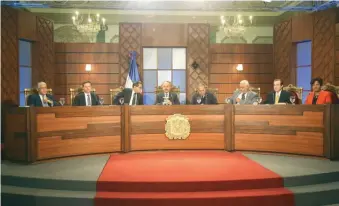  ??  ?? Vista de los integrante­s del Consejo Nacional de la Magistratu­ra (CNM) durante la sesión de evaluacion­es de ayer viernes en el Salón Verde del Palacio Nacional.