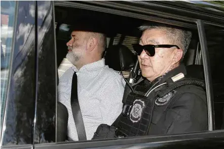  ?? Paulo Lisboa - 25.jan.2016/Brazil Photo Press/Folhapress ?? Ex-tesoureiro do PT, João Vaccari Neto chega à Justiça Federal de Curitiba para ser interrogad­o pelo juiz Sergio Moro