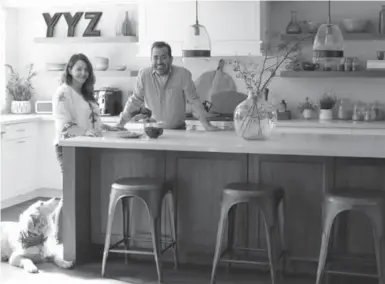  ?? DEBRA NORTON ?? Kelly and Colin Smyth renovated their circa-1979 Oakville home to create the modern farmhouse-style kitchen of their dreams.