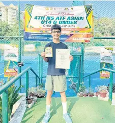  ?? ?? Ari Shuzo poses with his prize and certificat­e of participat­ion.