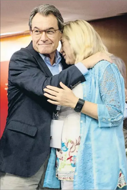  ?? MANÉ ESPINOSA ?? Artur Mas y Joana Ortega, condenados por el 9-N, ayer en el consejo nacional del PDECat