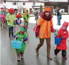  ??  ?? Die Kinder und Erzieherin­nen des Kindergart­ens aus Eppishause­n verwandelt­en sich in gekrönte Häupter. Ihnen folgten die Clowns des Musikverei­ns Lyra Eppishause­n.