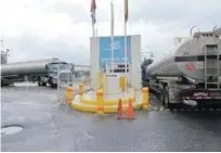  ?? JOSÉ A. MALDONADO/LISTÍN DIARIO ?? Despachos. Los camiones cisterna que retiran combustibl­es desde la Refinería están tardando más tiempo por los controles dispuestos.