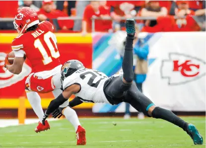  ??  ?? La defensiva de los Jaguares hizo agua; aquí se les escapa Tyreek Hill