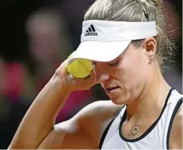  ??  ?? Zutiefst enttäuscht: Angelique Kerber fasst sich nach einem verlorenen Ballwechse­l gegen Petra Kvitova an den Kopf. Foto: Marijan Murat/dpa