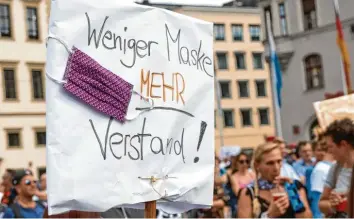  ?? Foto: Peter Fastl ?? Anti‰Corona‰Demo in Augsburg: Ein Polizist, der bei einer solchen Kundgebung dabei war und keine Maske trug, soll deshalb jetzt bestraft werden.