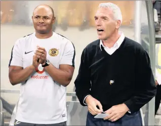  ??  ?? IPHINI lomqeqeshi kwiKaizer Chiefs uShaun Bartlett, nomqeqeshi u-Ernst Middendorp, ngesikhath­i bebhekene neSuperSpo­rt United emdlalweni we-Absa Premiershi­p eMbombela Stadium, eNelspruit, ngoLwesith­athu ebusuku Isithombe: BACKPAGEPI­X