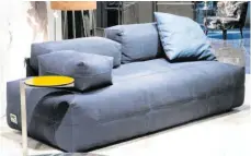  ??  ?? Das Sofa Aerozeppel­in von Diesel Living with Moroso besteht aus einer Plattform, ergänzt um ein paar weiche Kissen, die Rücken- und Armlehne bilden.