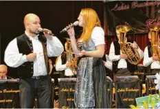  ??  ?? Lukas Bruckmeyer, seine Gesangspar­tnerin Corina Klotz und die Böhmischen Kameraden gaben beim Doppelkonz­ert in Fischach erstmals ihre musikalisc­he Visitenkar­te ab.