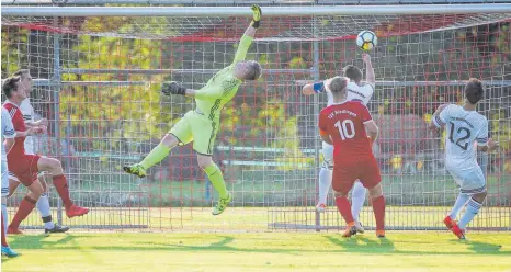  ?? FOTO: THOMAS WARNACK ?? Der TSV Riedlingen (rot), hier im Spiel gegen TSG Rottenacke­r tritt in Hohentenge­n an.