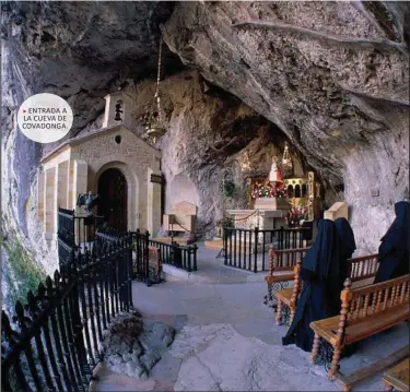  ??  ?? ENTRADA A LA CUEVA DE COVADONGA.