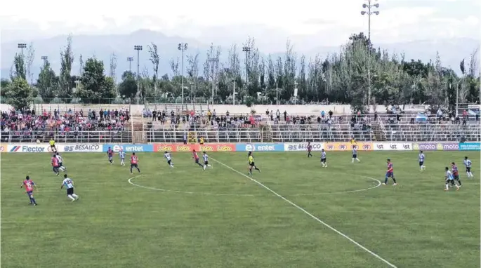  ??  ?? LOS REGADORES SE PRENDIERON en los minutos finales del partido, lo que irritó a los jugadores y cuerpo técnico azulgrana.