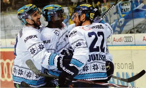  ?? Foto: Xaver Habermeier ?? Na also, es geht doch: Dank einer deutlichen Leistungss­teigerung ab dem zweiten Drittel konnten die Ingolstädt­er Panther im Heimspiel gegen die Adler Mannheim einen ver dienten 4:3 Sieg bejubeln.