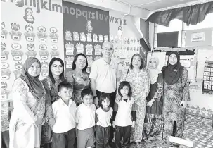  ??  ?? PRIHATIN: Teng mengadakan lawatan ke kelas pelajar pendidikan khas di SK Abang Haji Mathahir di Sarikei, semalam.