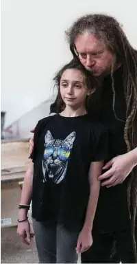  ??  ?? LA NIÑA DE SUS OJOS Lanier con su hija, Lillibell, de 12 años. Le deja usar móvil y ordenador, pero está alertada sobre las redes.