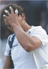  ??  ?? C’est un Rafael Nadal déçu qui a quitté le court central du lundi. - Associated Press: Tim Ireland