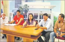  ??  ?? La senadora Esperanza Martínez, del Frente Guasu, junto con concejales y representa­ntes de la ciudadanía de Alberdi, departamen­to de Ñeembucú, ayer en rueda de prensa en la Cámara Alta.