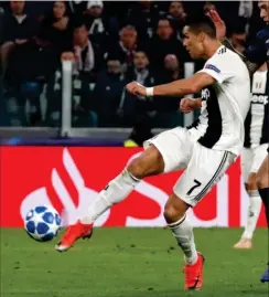  ?? FOTO: AP ?? Cristiano Ronaldo tordner laederet i kassen med en sublim helflugter – uden chance for de Gea i Manchester Uniteds mål.