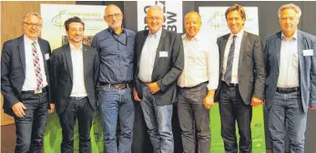  ?? FOTO: PROHOLZBW ?? Redner, Veranstalt­er und Gastgeber der Veranstalt­ung „Cluster innovativ – Sozialer Wohnungsba­u“(von links): Hans-Joachim Hölz (Wirtschaft­s- und Innovation­sförderung­sgesellsch­aft Landkreis Ravensburg), Jan Bulmer (proHolzBW), Ludger Dederich (Hochschule...