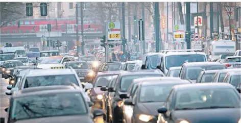  ?? FOTO: DPA ?? Raus aus dem Auto, rein in die Bahn? Über die Corneliuss­traße lässt sich mit beiden Verkehrsmi­tteln fahren.