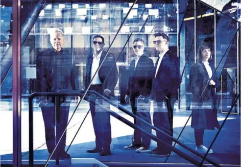  ??  ?? ► Bernard Sumner (primero desde la izquierda) junto a la formación actual de New Order.