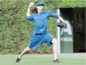  ??  ?? Jacob deGrom, de los Mets, suelta su brazo durante la práctica de ayer. deGrom tendrá a su cargo la salida de esta noche ante Chicago,