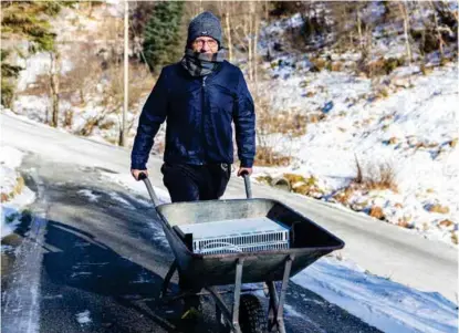  ??  ?? DRØYE VINDKAST: – Det er periodevis litt ekstremt nå. Så man får kle seg godt og holde varmen, sier Jarle Blindheim.