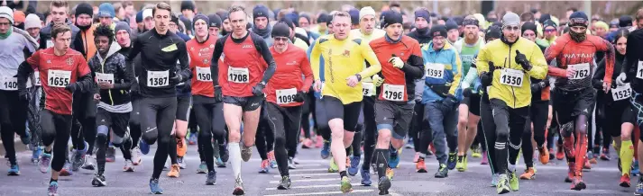  ?? RP-FOTO: JANICKI ?? Dick eingepackt starten die Athleten zum Hauptlauf über 14,065 Kilometer.