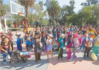  ??  ?? Casi 200 niños acudieron al arranque del Curso de Verano 2019 en la Ciudad Deportiva Magdalena Mixhuca, que encabezó el alcalde de Iztacalco, Armando Quintero, y diputados federales y locales.