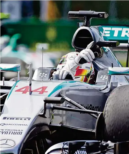  ??  ?? Sieg und WM-Führung ausgebaut. Hamilton liegt nun schon 17 Punkte vor Rosberg