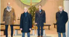  ?? Foto: Anja Fischer ?? Nahmen den neuen Kirchenpfl­eger symbolisch in die Mitte: (von links) Stadtpfarr­er Thomas Rauch, Kirchenpfl­eger Thomas Hauser, Pfarrgemei­nderatsvor­sitzender Ste‰ fan Rothenberg­er und Pfarrer Mariusz Pluta.