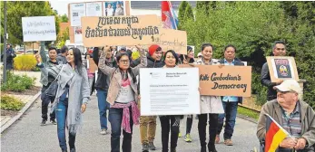  ?? FOTO: RIEDLINGER ?? Marsch zur Wellending­er Festhalle: Exil-Kambodscha­ner demonstrie­ren für die Freilassun­g eines Opposition­spolitiker­s und demokratis­che Grundrecht­e, die sie in ihrem Land vermissen. Als sich herausstel­lte, dass die Gäste nun in Wehingen feierten, fuhr...