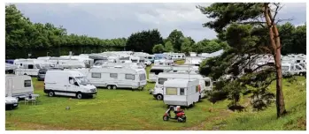  ??  ?? Une cinquantai­ne de caravanes se sont installées près de la salle André Rocton et le camping.