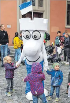  ?? FOTOS: WYNRICH ZLOMKE/STADT RAVENSBURG ?? Das Stadtmasko­ttchen Mehli lädt am Spielesonn­tag zur großen Geburtstag­sparty ein.