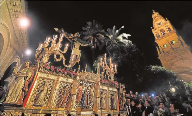  ?? ÁLVARO CARMONA ?? El Cristo de Gracia avanza por el Patio de los Naranjos en su procesión extraordin­aria de ayer