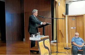  ?? ELEANOR WENMAN ?? Winston Peters addresses members of the Upper Hutt Grey Power Associatio­n in the Hapai Club Rooms.