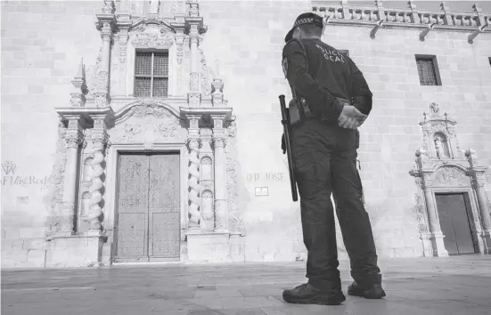  ?? Fotos: Ángel García ?? Die Ortspolize­i übernimmt die Sicherung des Klosters Santa Faz.