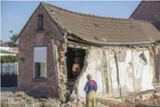  ??  ?? De zijmuur zakte weg terwijl er een sleuf gegraven werd om beton in te storten, het dak boog helemaal door.