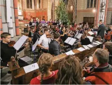  ?? RP-FOTO: JÜRGEN LAASER ?? Auch in diesem Jahr fand wieder das Weihnachts­konzert der Kreismusik­schule in der Lövenicher Kirche viel Anklang. Ein Hauptakteu­r war das Sinfonieor­chester unter Leitung von Ernest Frissen.