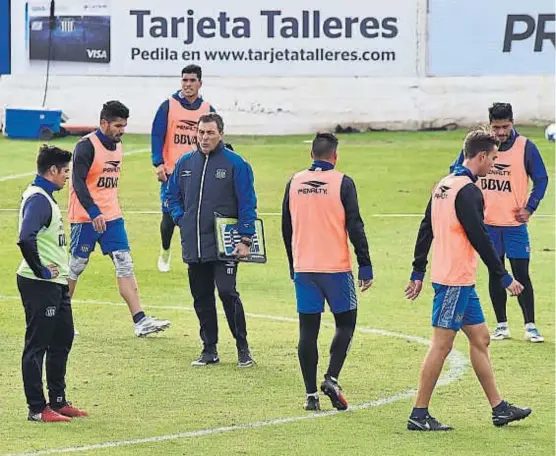  ?? (RAIMUNDO VIÑUELAS) ?? Un gusto para Kudelka. El DT no se cansa de repetir que jugar contra Lanús es un motivo para disfrutar, pero hoy le toca en el debut.