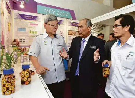  ??  ?? Datuk Seri Mah Siew Keong mendengar penerangan berkaitan bahan tanaman sawit ketika melawat pameran TOT 2017.