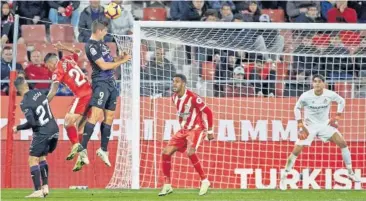  ??  ?? PELEA. Carrillo pugna por el balón con Pere Pons y Muniesa, ayer, durante el Girona-Leganés.