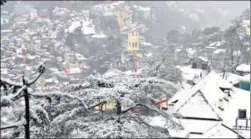  ?? DEEPAK SANSTA/HT ?? Roofs in Shimla don a white mantle after the Queen of Hills received 4 inches of snowfall on Wednesday.