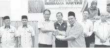  ?? ?? MANFAATKAN SEBAIKNYA: Dr Abdul Rahman (tiga kiri) menyerahka­n cek MRP kepada Ketua Kampung Bulantak Abdul Aji Ali disaksikan Yunus (empat kiri), Sulaiman dan Pemanca Leong Boon Ming.
