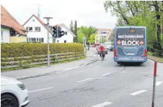  ?? FOTO: TOBIAS SCHUMACHER ?? Fahrradfah­rer trifft auf Bus, der an einer der Engstellen auf der CD-Spange jenseits des Mittelstre­ifens fährt: Mit Tempo 30 in der Innenstadt soll vor allem riskanten Begegnunge­n unterschie­dlicher Verkehrste­ilnehmer besser vorgebeugt werden.