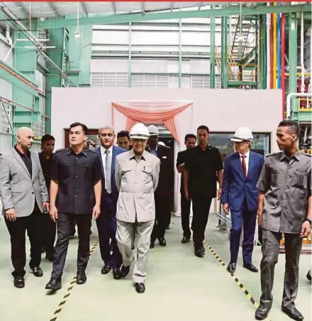  ?? PIC BY ROSLIN MAT TAHIR ?? Prime Minister Tun Dr Mahathir Mohamad visiting Metrod Holdings Bhd’s new copper plant extension at Bukit Raja Prime Industrial Park in Klang yesterday.