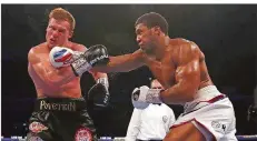  ?? FOTO: POTTS/AP ?? Vermöbelt: Als Anthony Joshua (rechts) erstmals so richtig durch Alexander Powetkins Deckung kam, war es für den Russen vorbei.